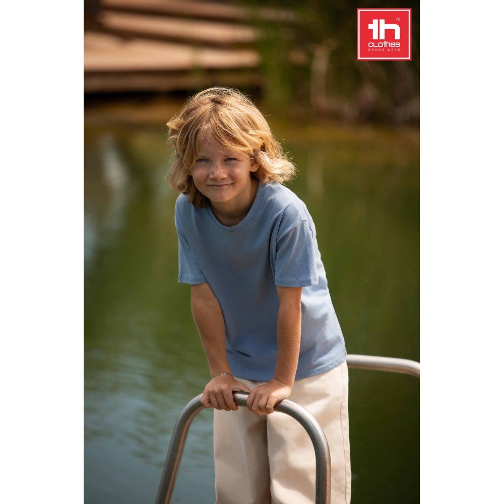 Camiseta infantil Quito puesta, foto de TH Clothes