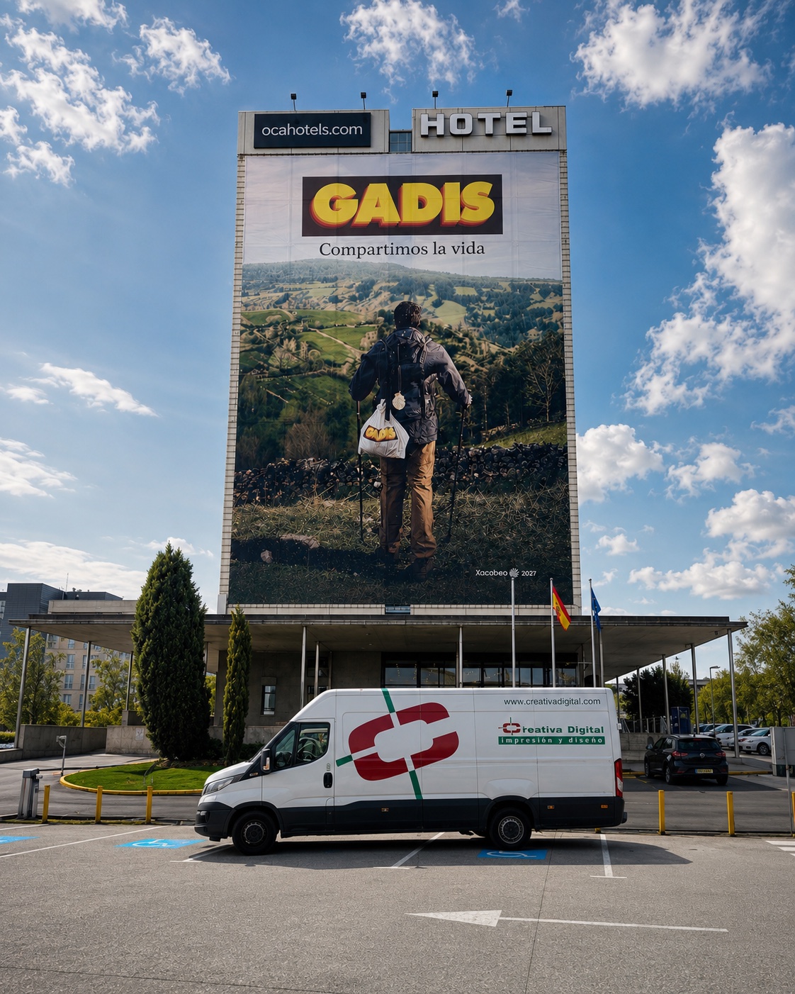 Furgoneta de Creativa Digital ante la fachada del Hotel Oca Puerta del Camino cubierta por la lona de 752 m² de GADIS