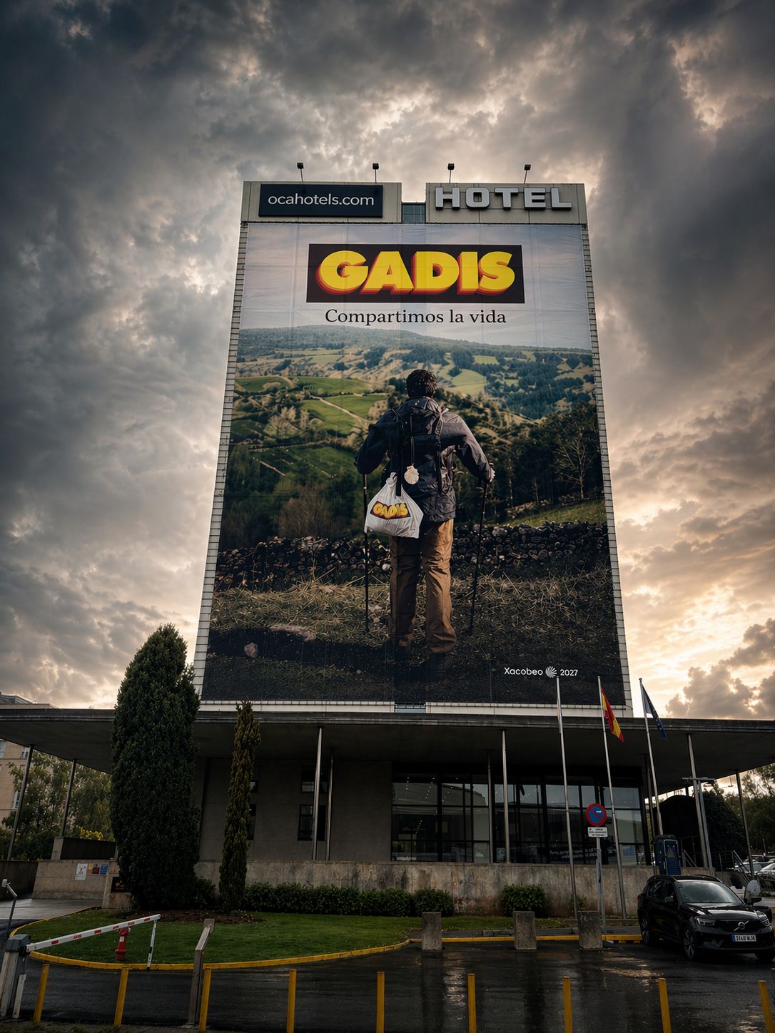 Fachada del Hotel Oca Puerta del Camino en Santiago de Compostela cubierta por completo con una lona impresa de 752 m² de la campaña Xacobeo 2027 de GADIS, fabricada e instalada por Creativa Digital