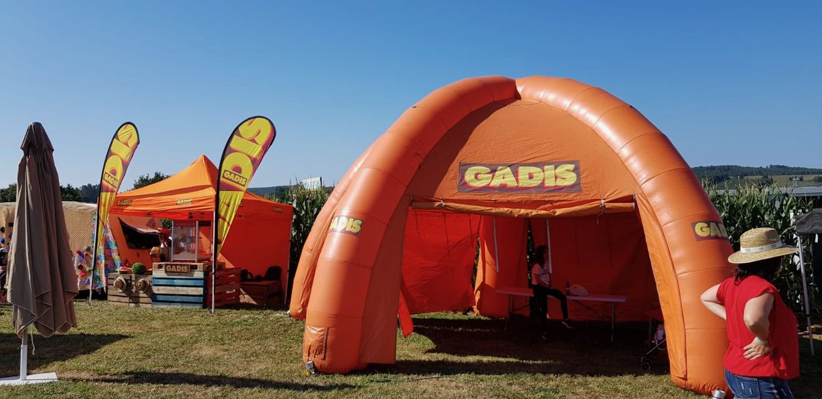 Carpa hinchable personalizada de GADIS en un evento deportivo al aire libre