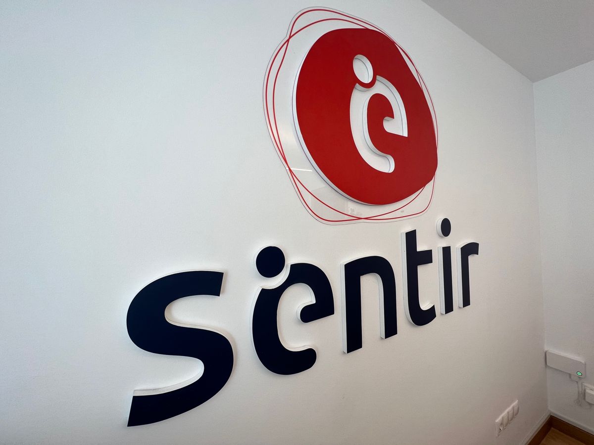 Letras corpóreas del logotipo de la clínica Sentir instaladas en pared