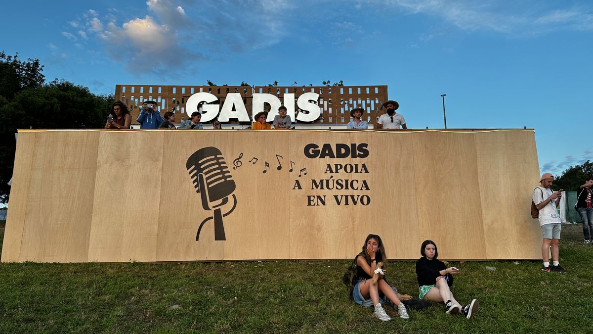 Photocall de madera de gran formato con gráfica de GADIS en el festival O Son do Camiño