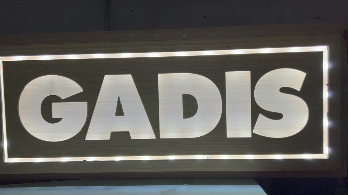 Rótulo de madera retroiluminado con LED fabricado en el taller