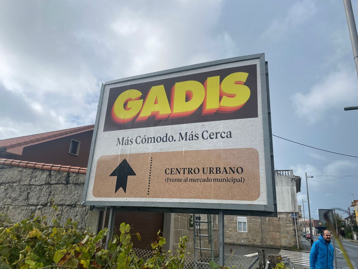 Valla publicitaria de GADIS impresa e instalada junto a la carretera