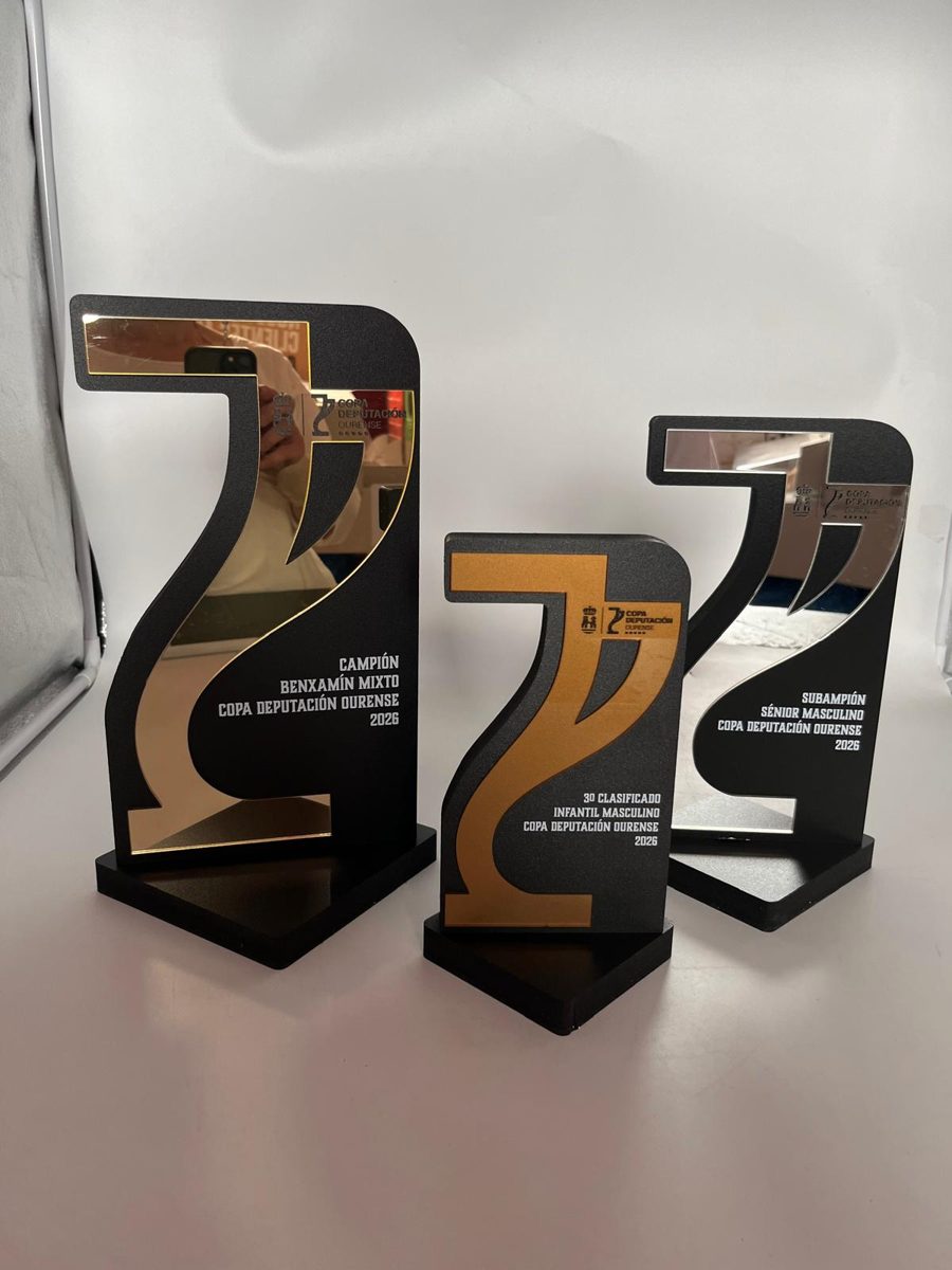 Trofeo de PVC negro con metacrilato oro espejo e impresión blanca — vista 2