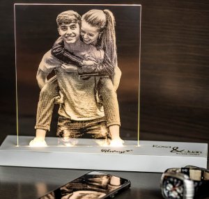 Lámpara del amor modelo V2 con el mensaje grabado en la cara superior de la base