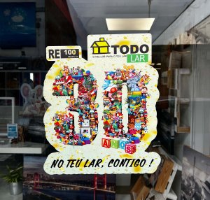 VINILO ADHESIVO DE CORTE CON IMPRESIÓN