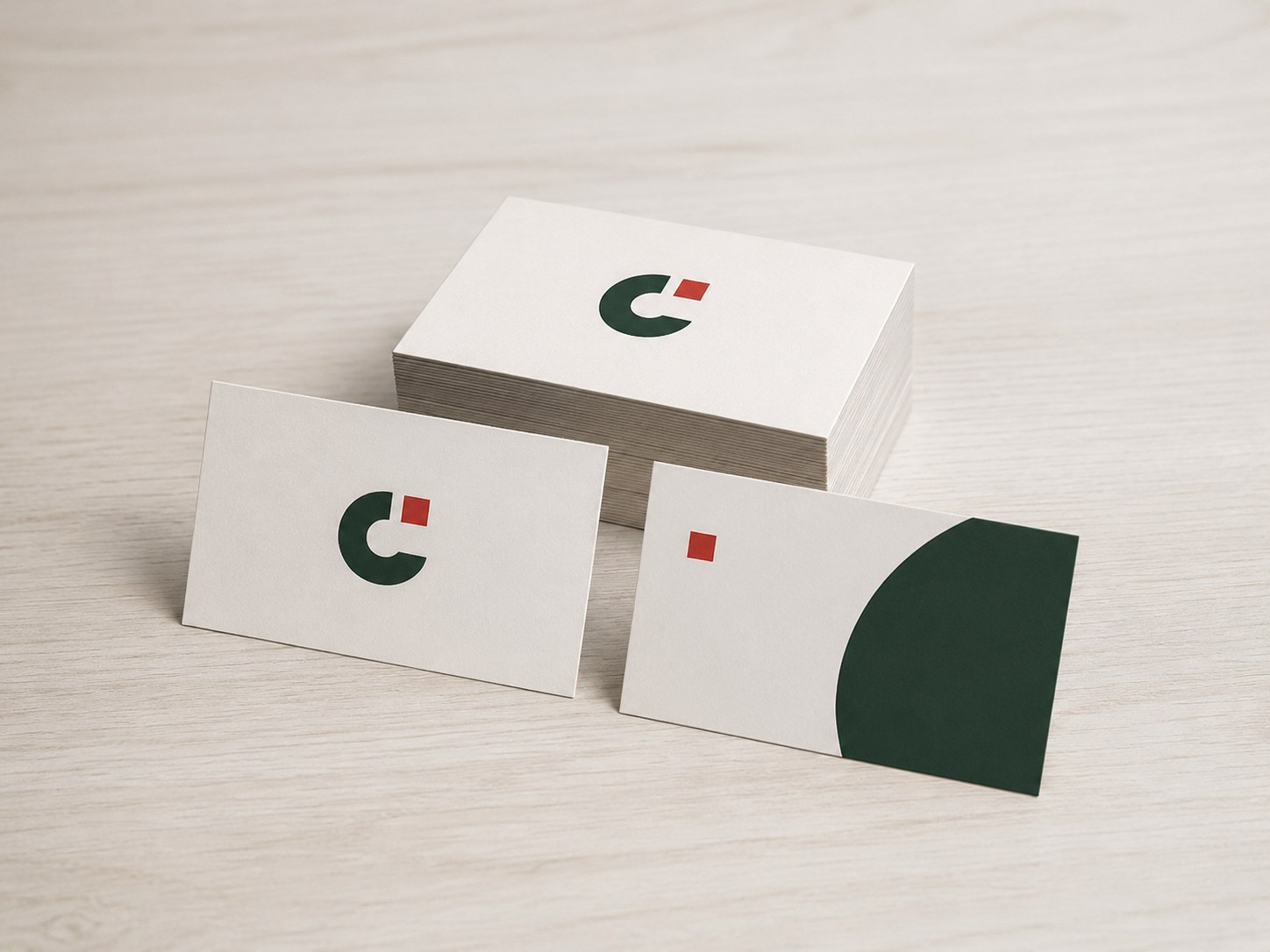 Tarjetas de visita impresas en cartulina, apiladas sobre madera — vista 4