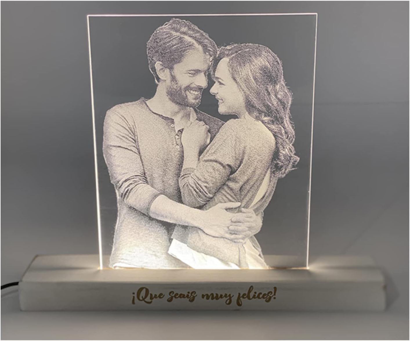 Lámpara del amor personalizada con foto grabada a láser, encendida sobre un escritorio — vista 3