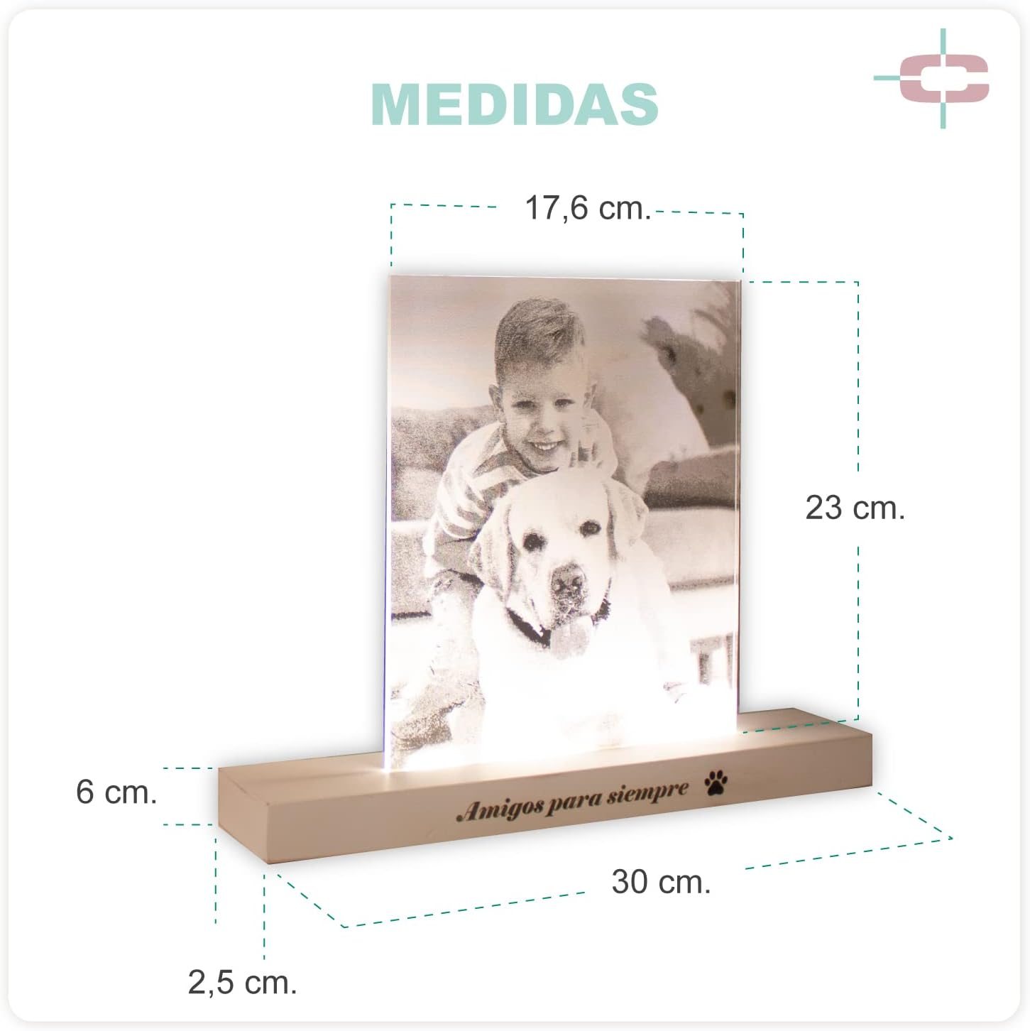 Lámpara del amor personalizada con foto grabada a láser, encendida sobre un escritorio — vista 6