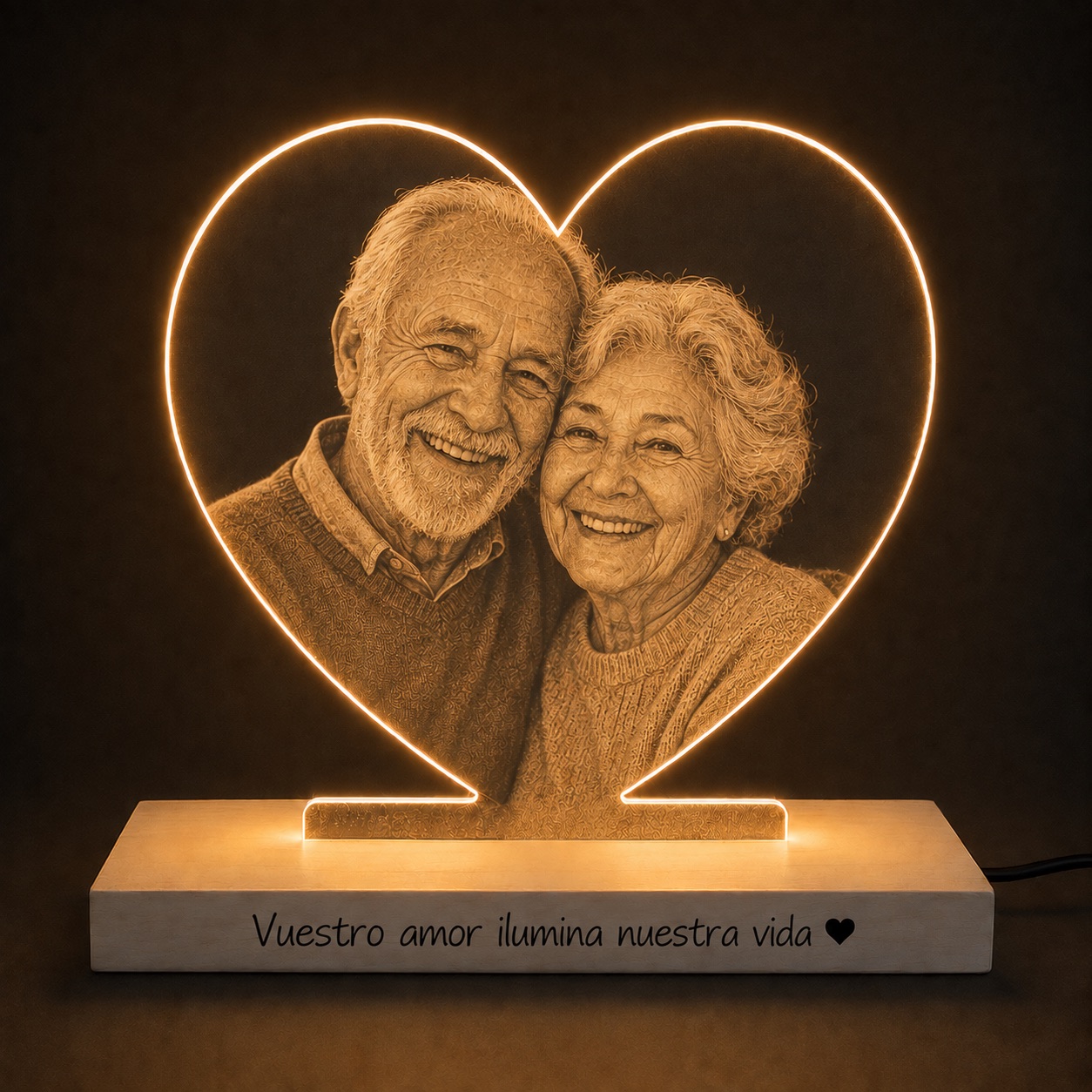 Lámpara corazón personalizada con foto grabada y mensaje en la base — vista 3
